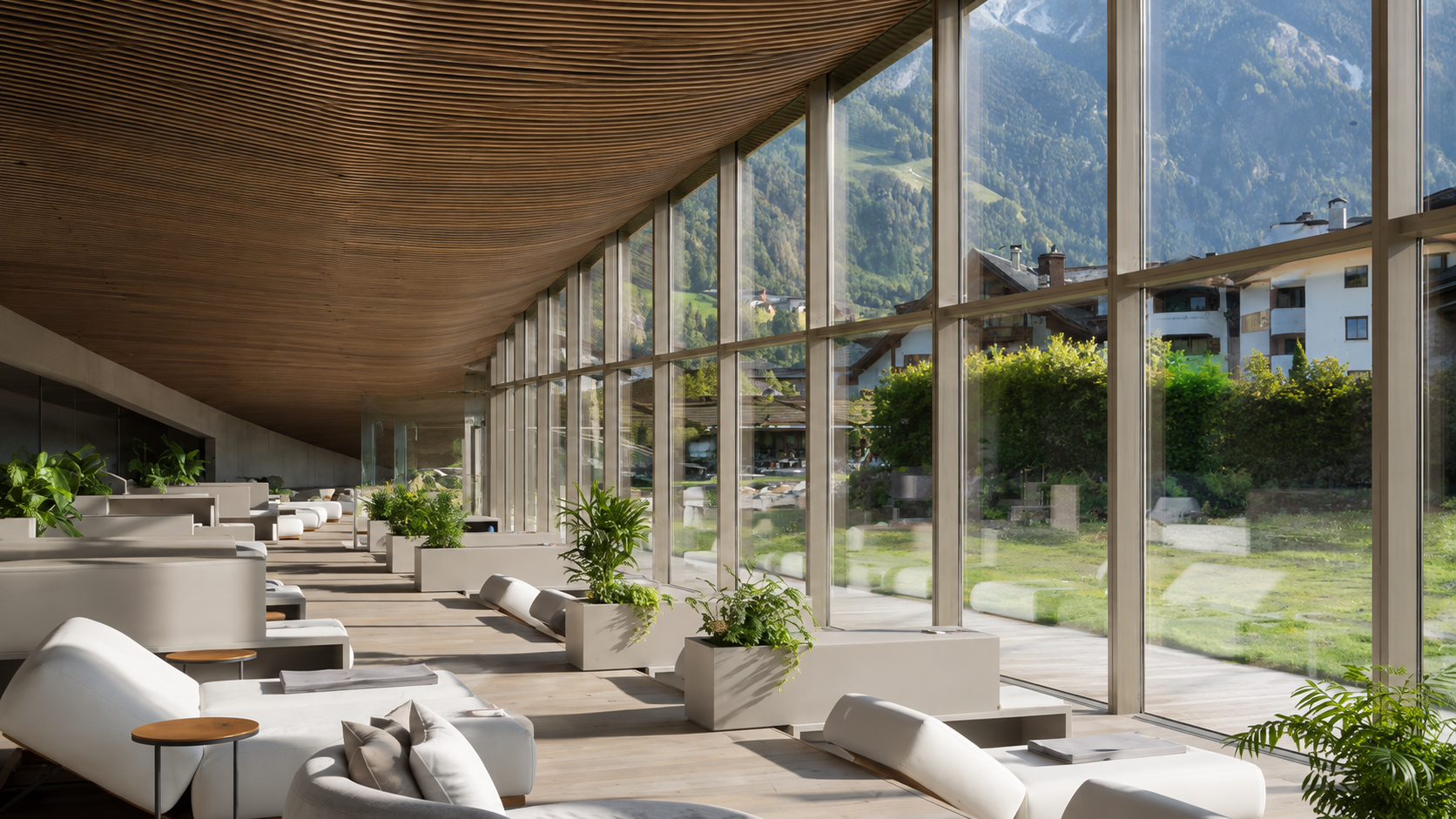 Lichtdurchfluteter Ruhebereich mit Holzdecke und Blick auf die Alpen