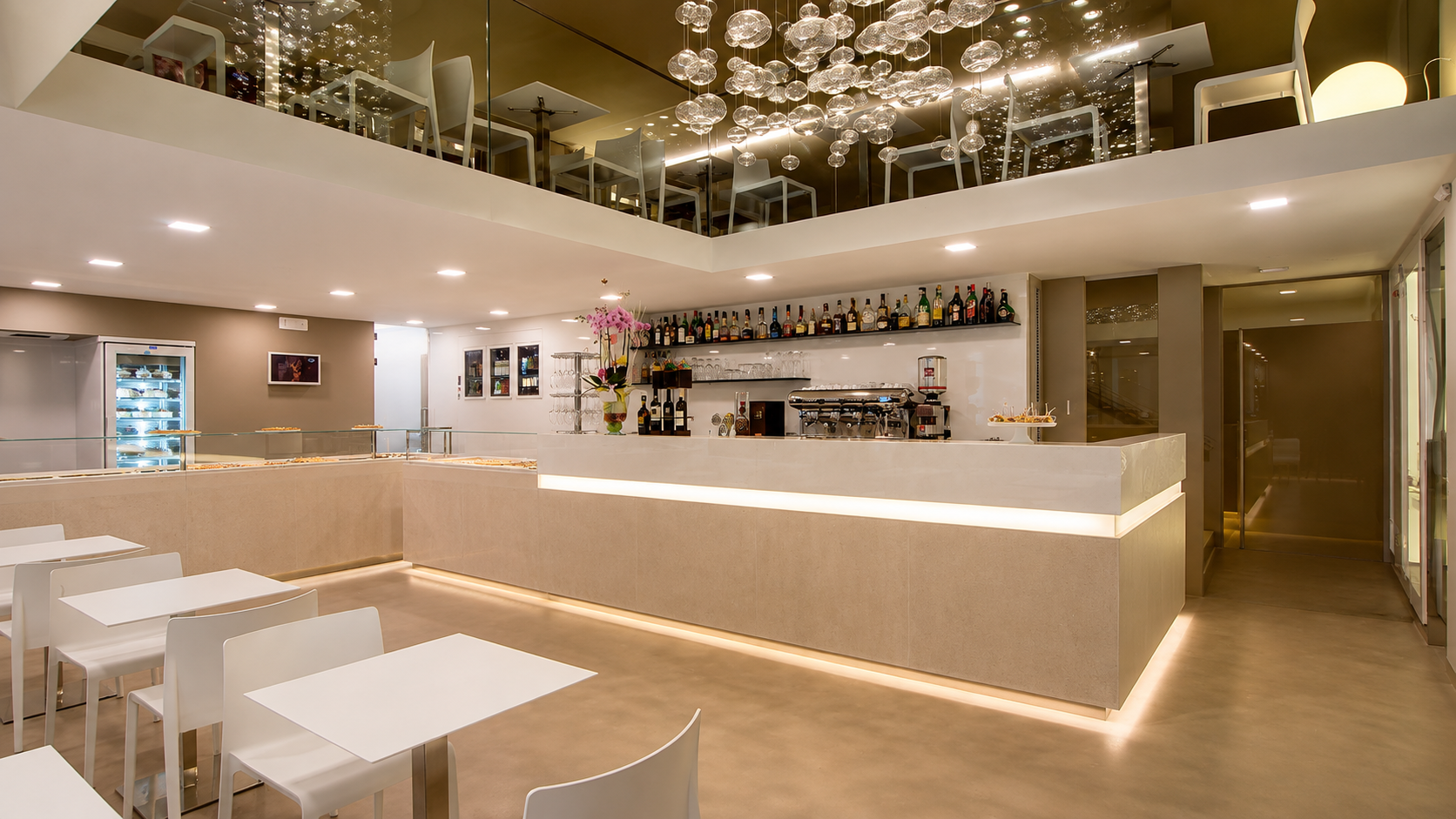 Heller Bar- und Gastronomiebereich mit gläsernen Pendelleuchten