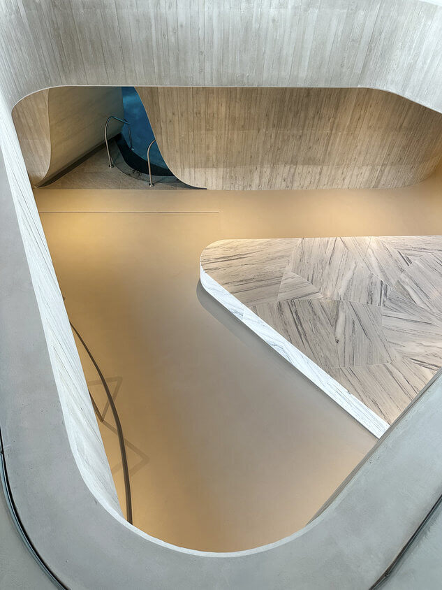 Moderne fugenlose Oberflächen in geschwungener Architektur im Schauraum von Uguz.