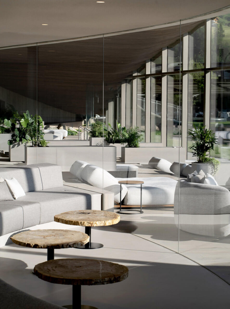 Modernes, lichtdurchflutetes Lounge-Ambiente mit Naturmaterialien und eleganten Möbeln.