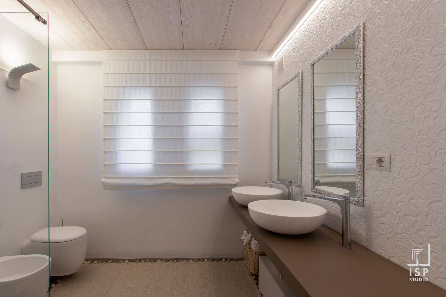 Modernes Badezimmer mit fugenlosen Oberflächen, Doppelwaschtisch und stilvollem Design.