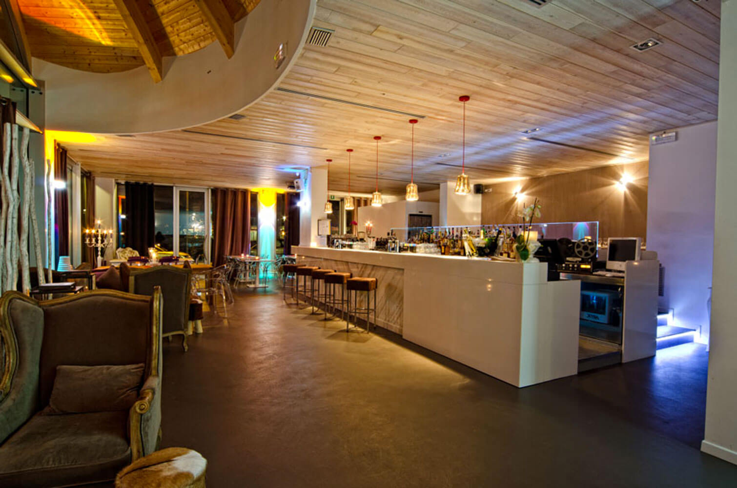 Stylisches Interieur eines modernen Gastronomiebereichs mit Bar und eleganten Sitzgelegenheiten.