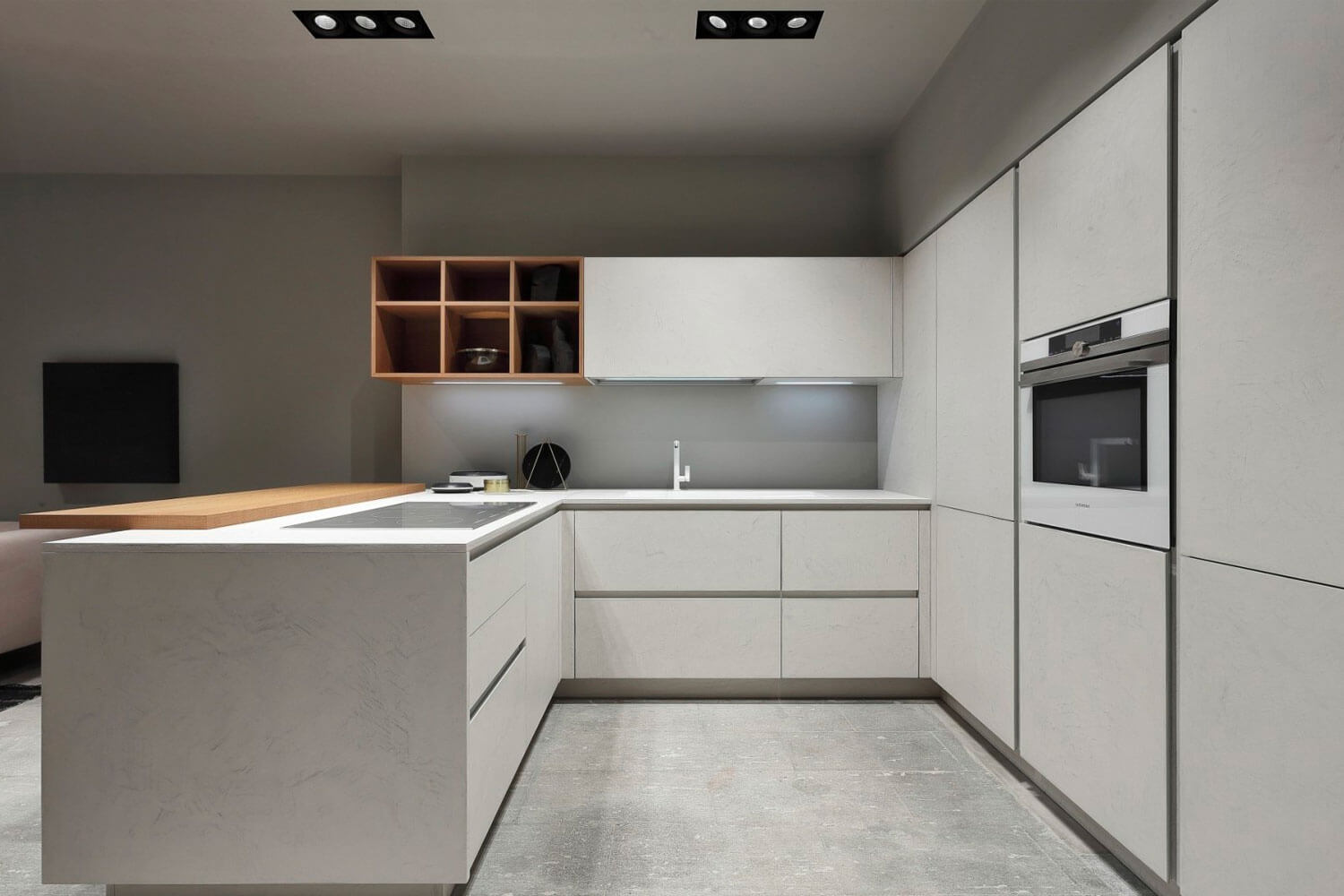 Moderne Küche mit fugenlosen Oberflächen und Holzregal in minimalistischen Design.