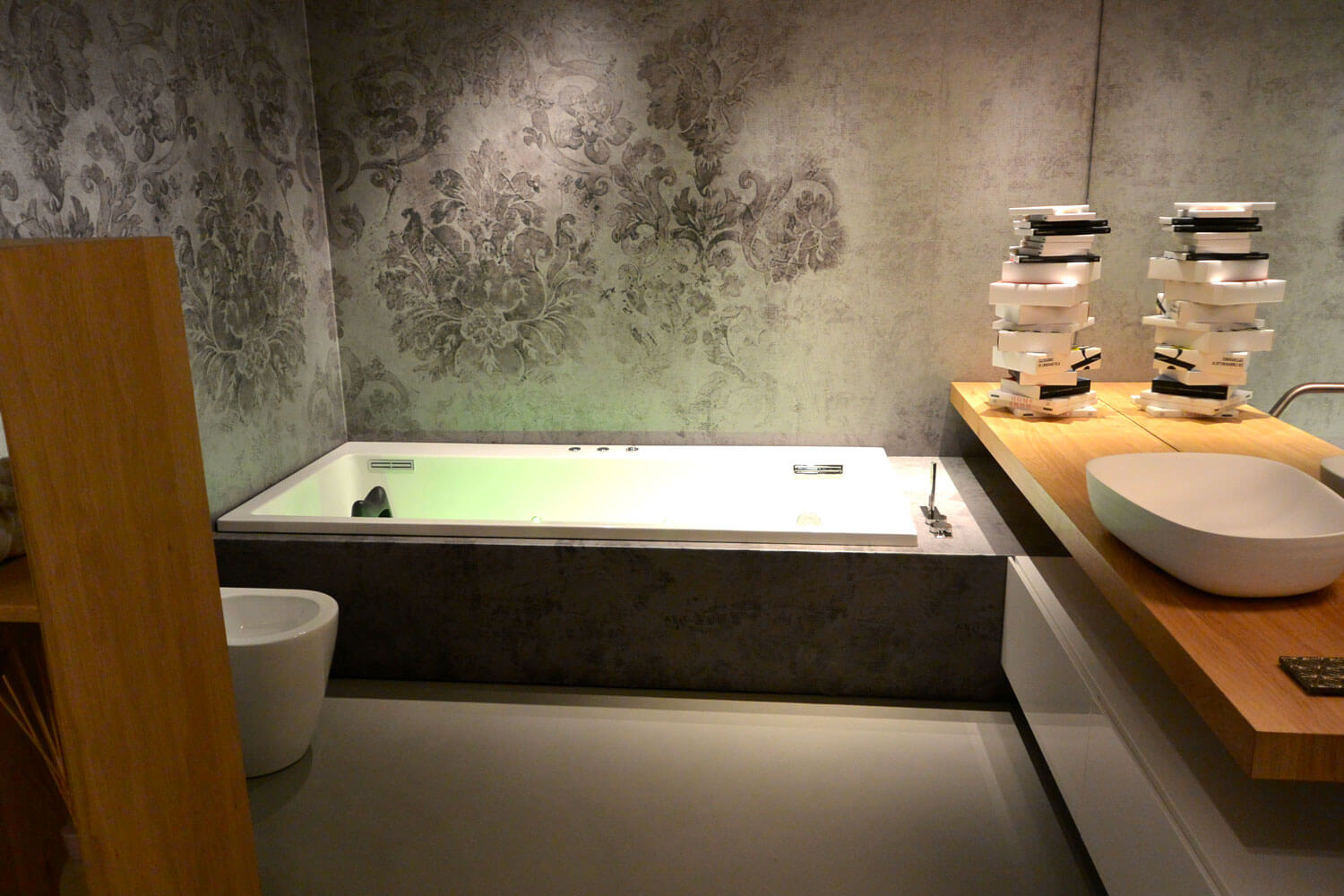 Modernes Badezimmer mit fugenloser Badewanne und eleganten Oberflächen in Zell am See.