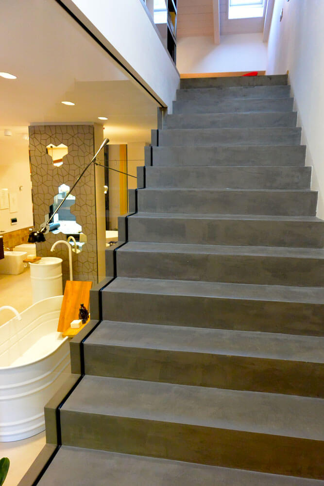 Fugenlose Betontreppe in modernem Schauraum für Bäder und Möbel in Zell am See.