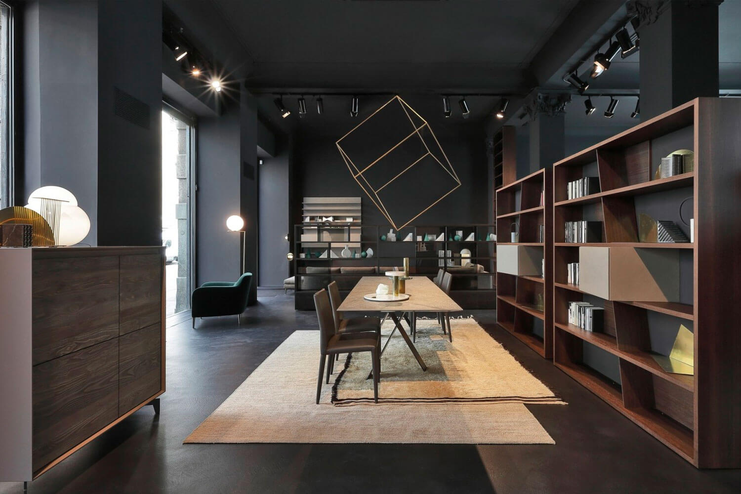 Modernes Interior mit Tisch, Stühlen und Regal, stilvolle Akzente im Schauraum für Möbel.