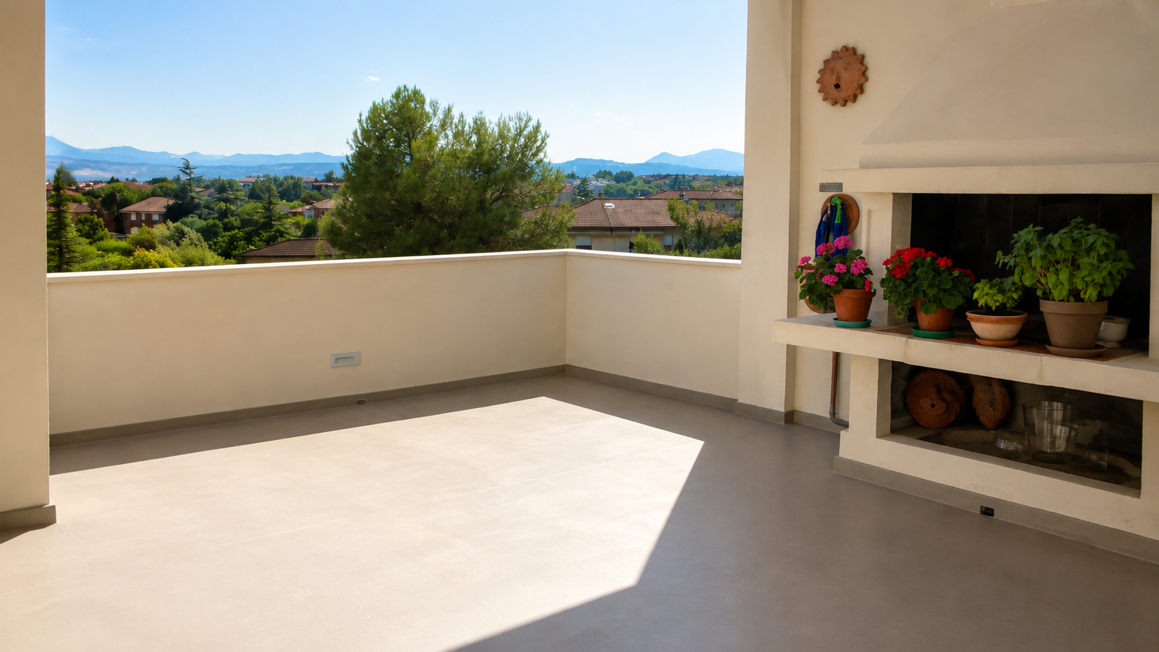Sonnige Terrasse mit hellem fugenlosem Boden und Kamin